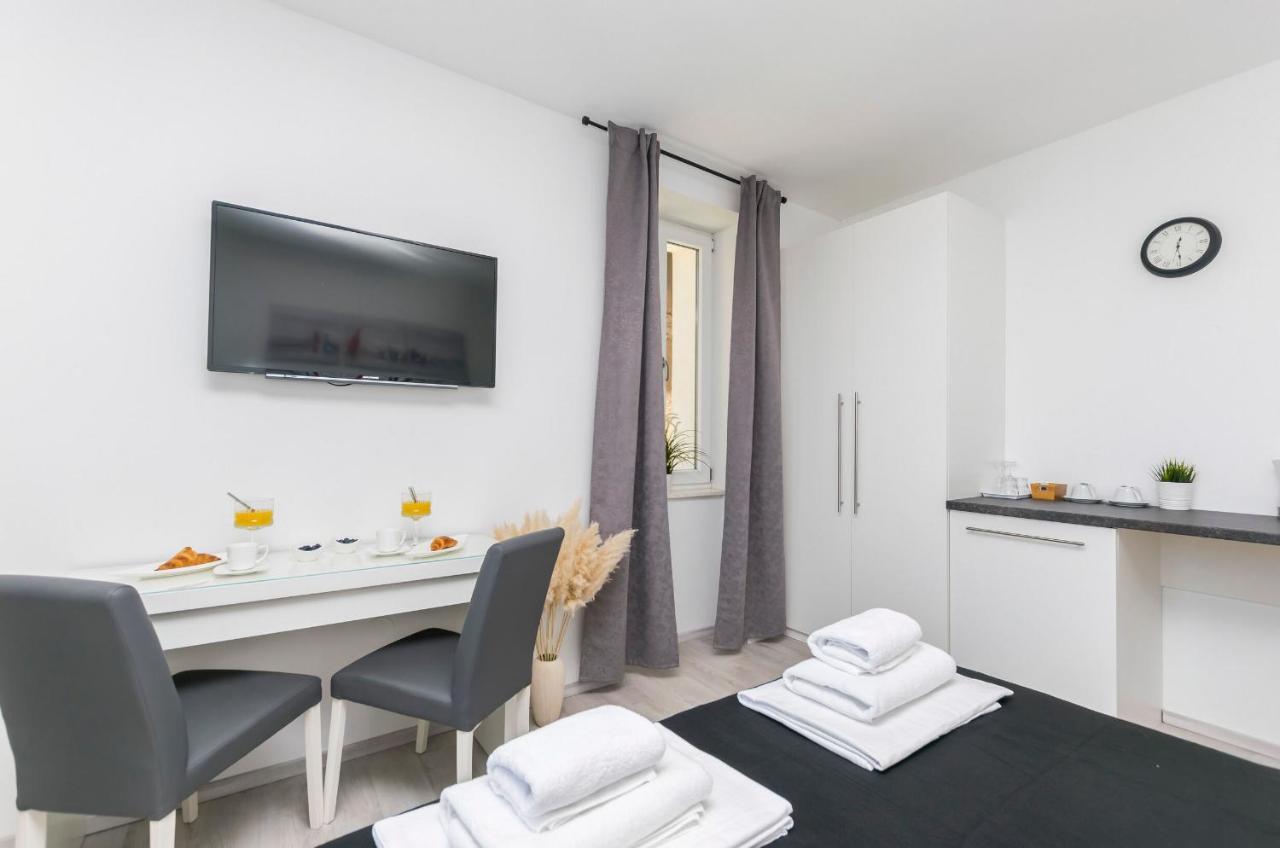 שיבניק Apartments And Rooms Adriatic Suites מראה חיצוני תמונה